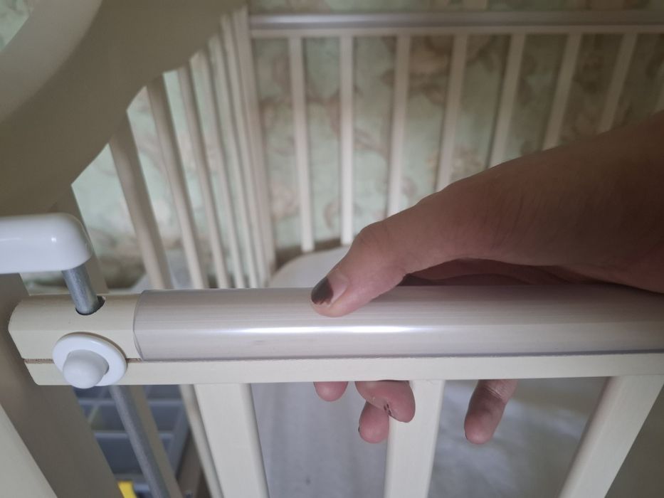 Кровать молочного цвета (качается)