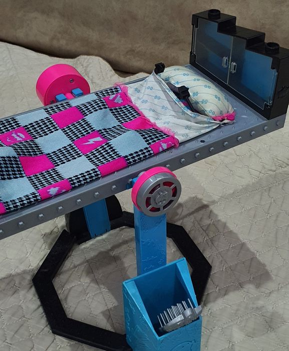 Монстр хай Кровать Френки Штейн кукла