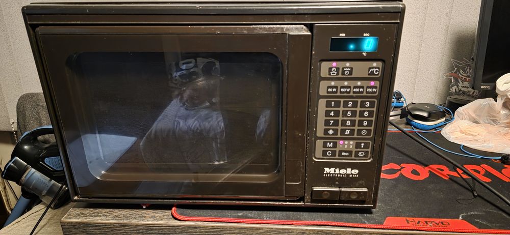 Продавам микровълнова фурна MIELE electronic M722