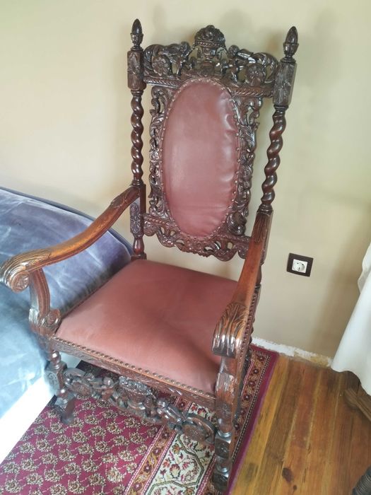 Стол от 19 век реставриран и претапицирани с бизонска кожа.