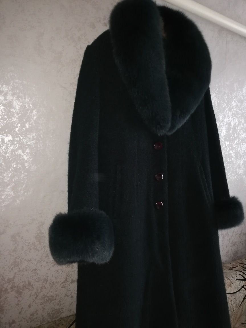 Продам зимнее пальто 56 размера, материал букле. В отличном состоянии.