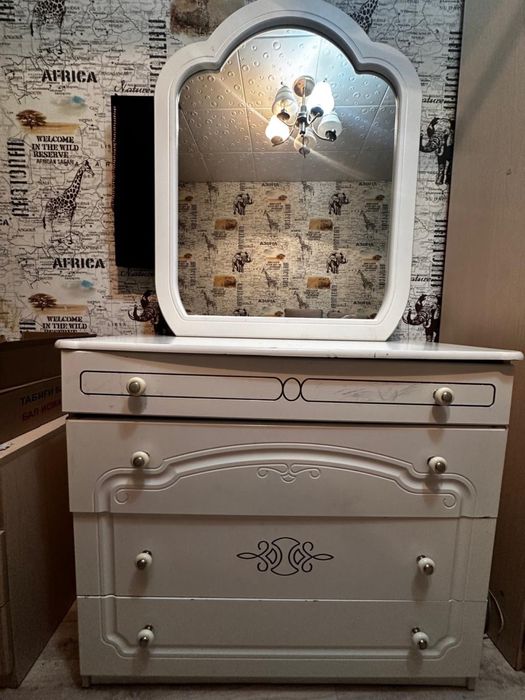 Продам комод с зеркалом