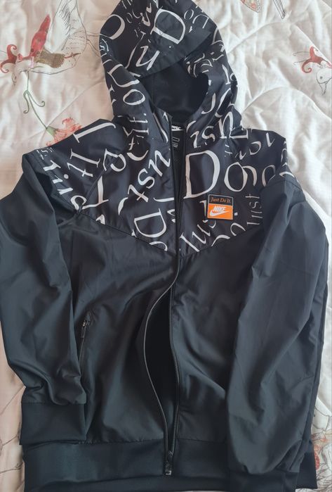 Ветровка найк одевали 1 раз, новая , на мальчика на рост 147-158 ориг