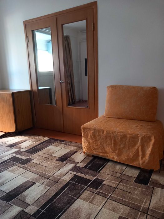 Inchiriez apartament 3 camere , decomandat.