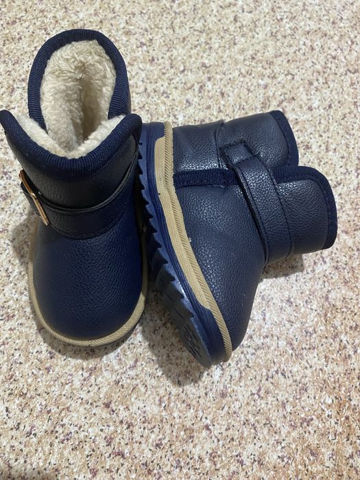 Срочно  недорого  продам  мальчиковые  сапожки