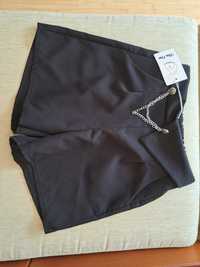 Летни къси панталони черни с метален аксесоар