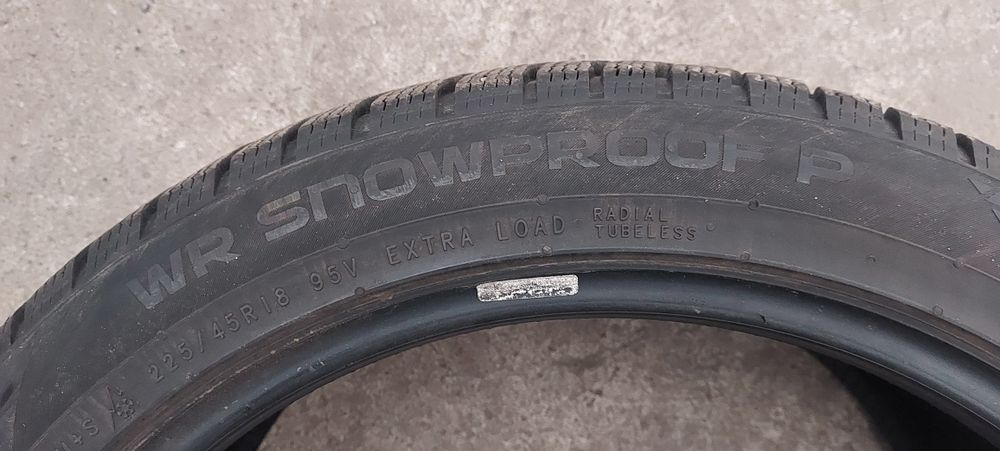 225 45 R18 Nokian Snowproof 1
