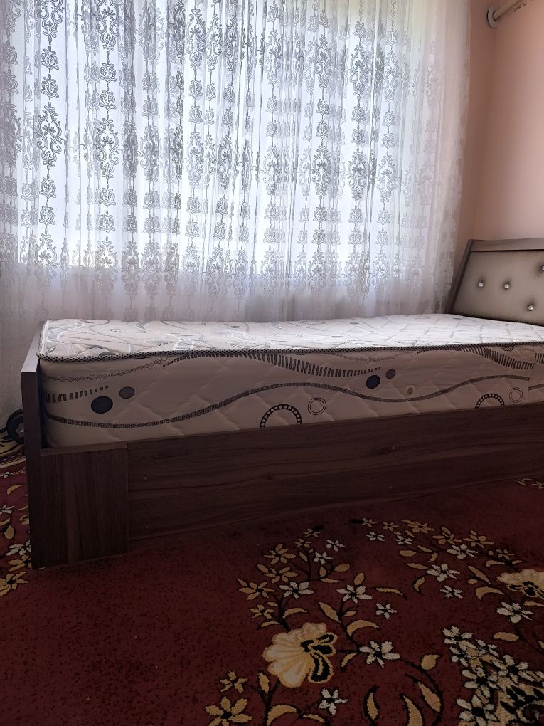 Срочно  сотилади Бир кишилик спальный сотилади 600000 б/у, холати янги