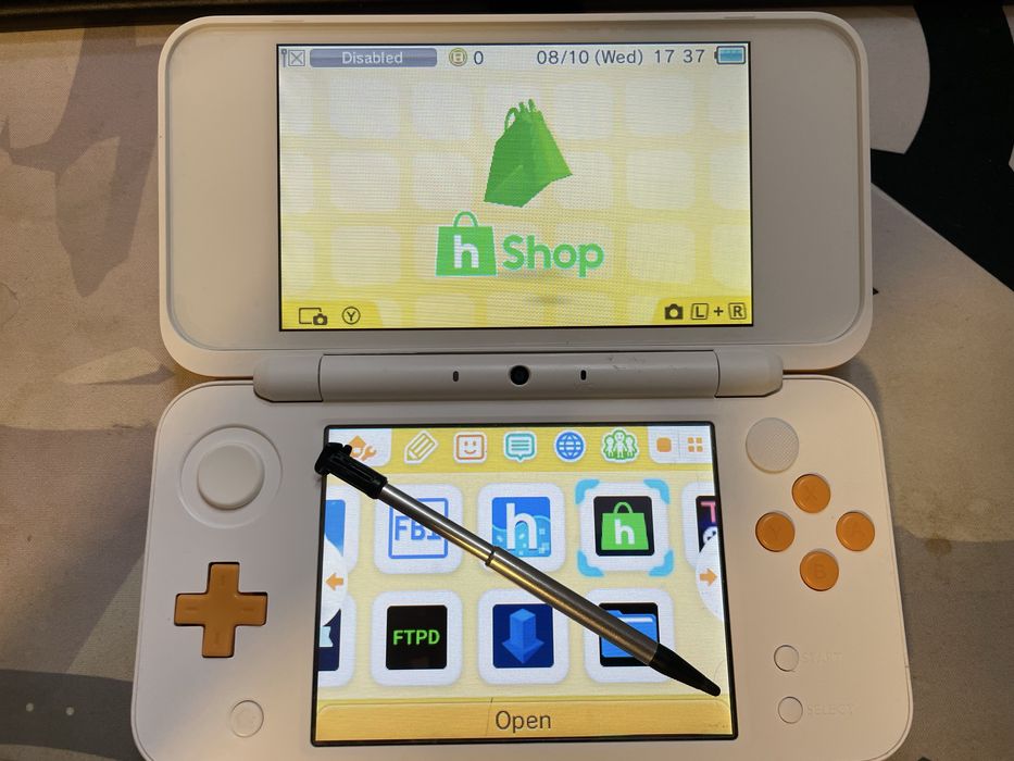 Nintendo New 2DS XL modat cu un card SD de 32GB