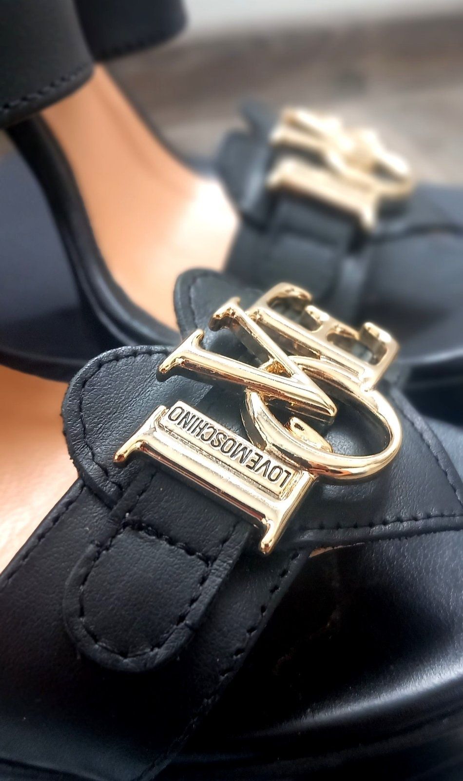 Невероятни обувки Love Moschino