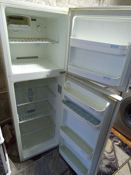 Холодильник продаётся срочно хорошая работает отличное состояние