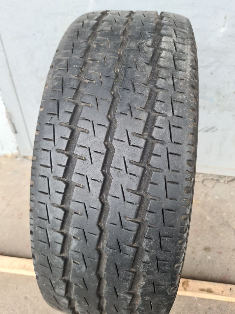 1 бр. гума за бус 215/60/16C Toyo 6 mm DOT 4215