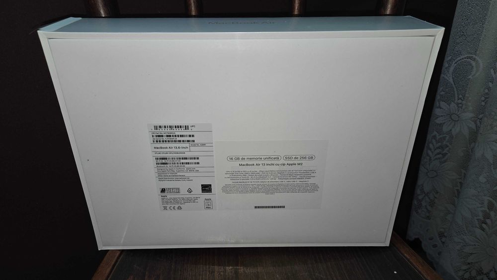 Laptop Apple MacBook Air 13" cu procesor Apple M2, 16GB RAM, 256GB SSD