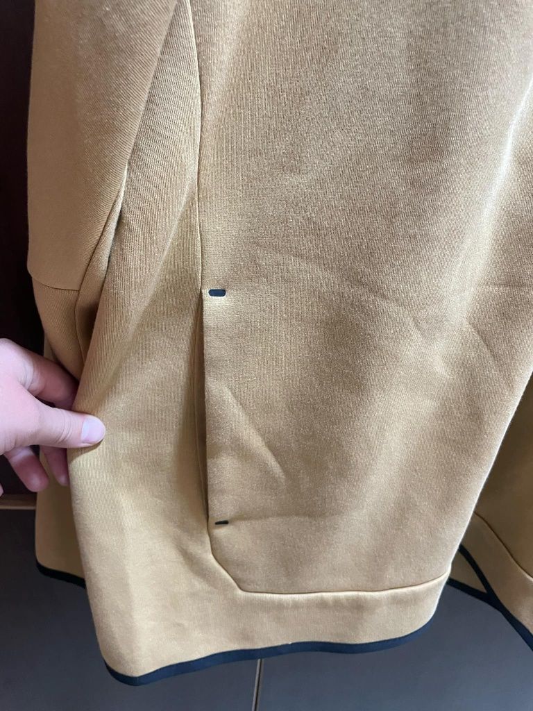 ЧИСТО НОВО горнище на Nike tech fleece бежов