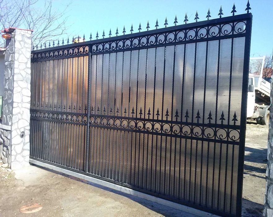 Garduri traforate tip jaluzea WPC porti fier forjat mobilier gradina
