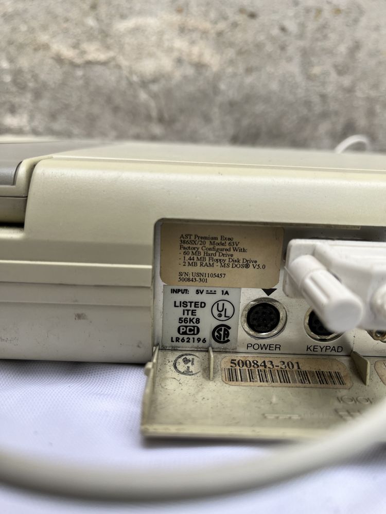 Ретро лаптоп компютър AST Premium Exec 386SX/20
