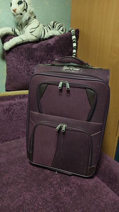 Продаю чемодан V-42 л.