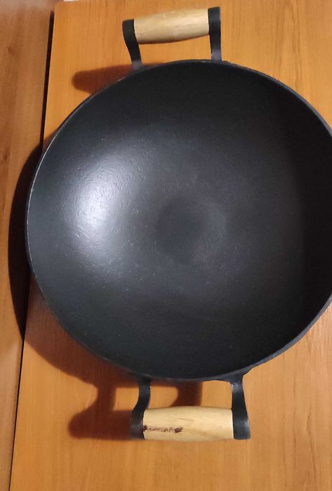 Много голям и масивен дълбок чугунен тиган