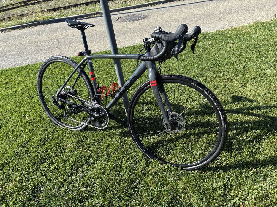 Bicicleta Cursiera Gravel Trek Checkpoint ALR5 Shimano 105 2x11
