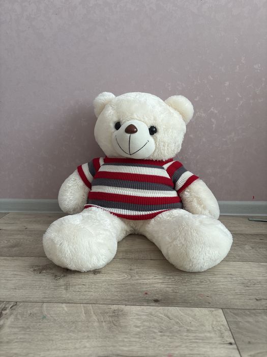 Медведь белый с красной кофтой