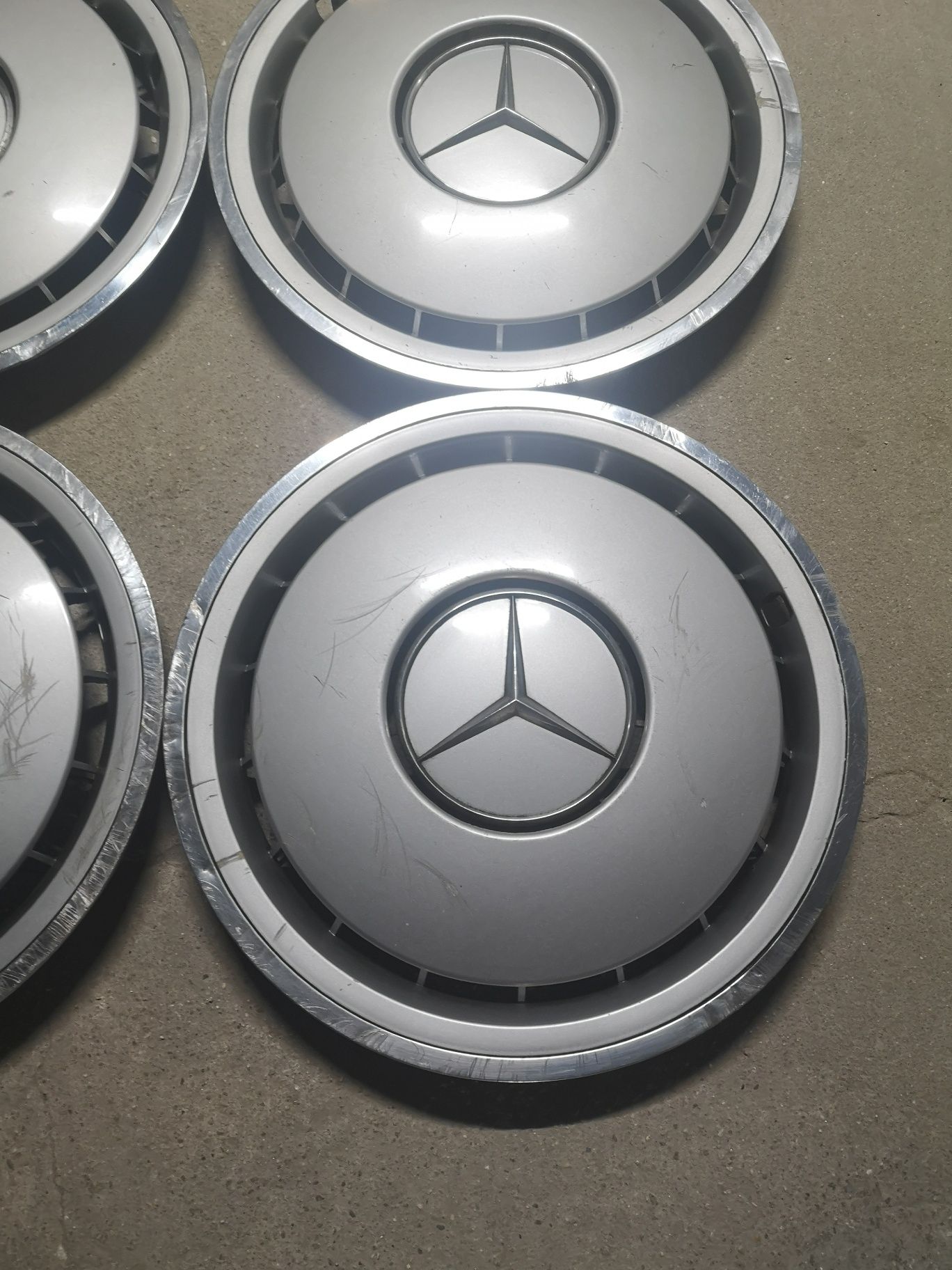 Продавам 4 броя Оригинални тасове 5x112 15 цола за Мерцедес .