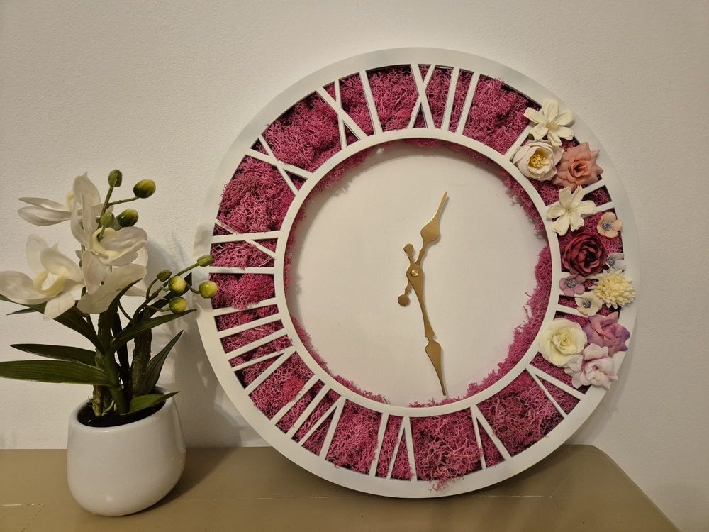 Ceas de perete decorat cu licheni