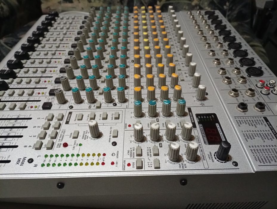 Vind mixer Behringe UB 2442FX