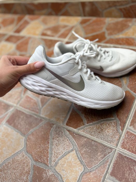 Бели нови маратонки на Nike