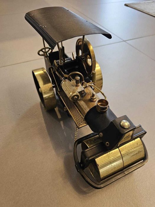 Vand macheta tractor cu abur si macheta motor cu abur