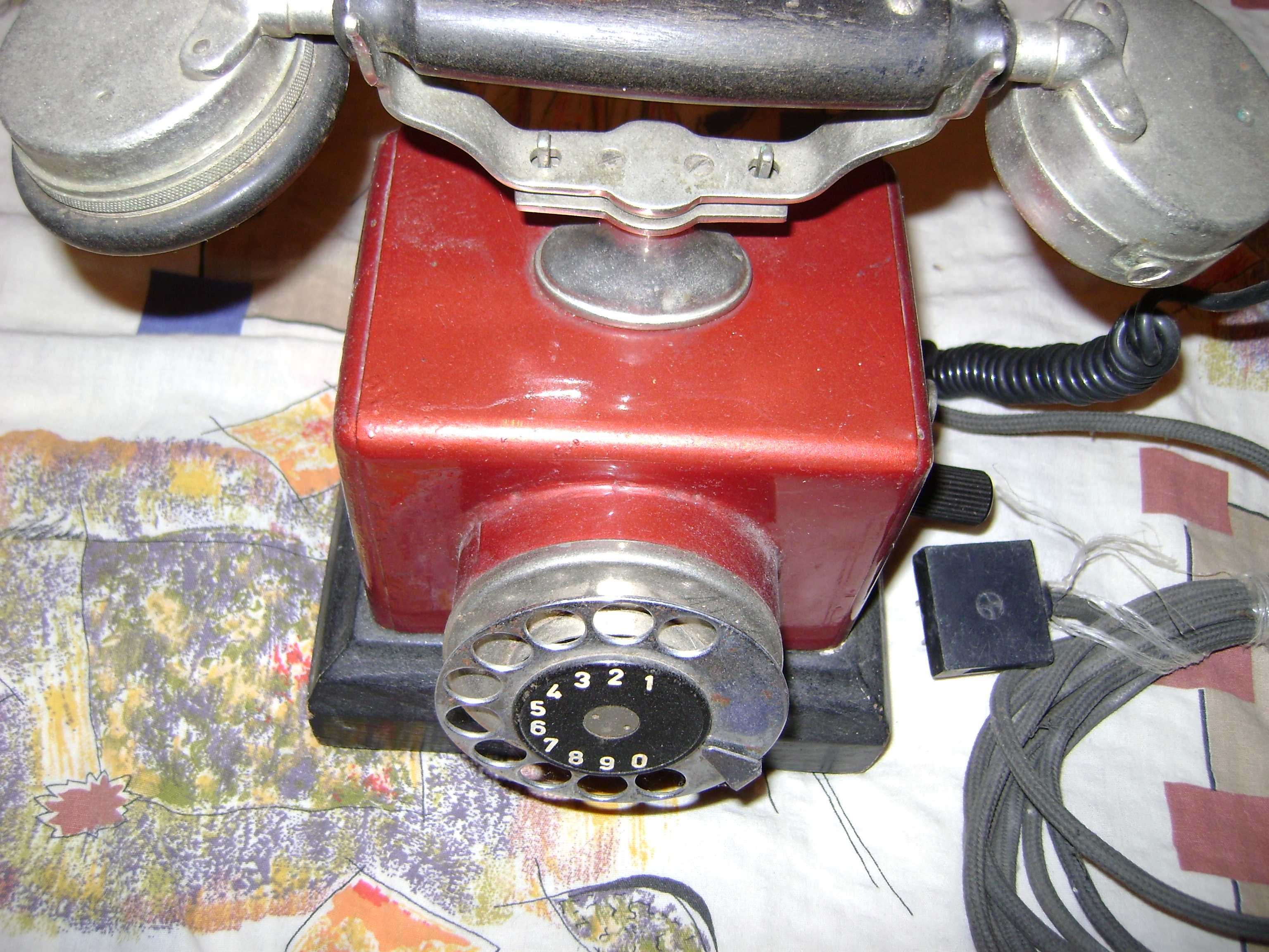 Стар телефон със манивела