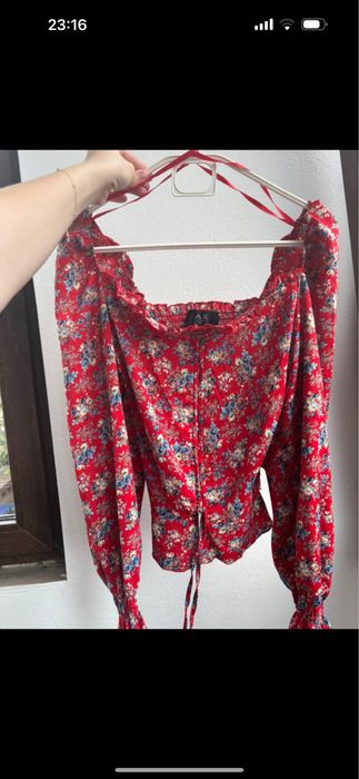 Top cu flori care se strange in talie