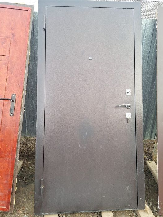 Продам входную железную дверь