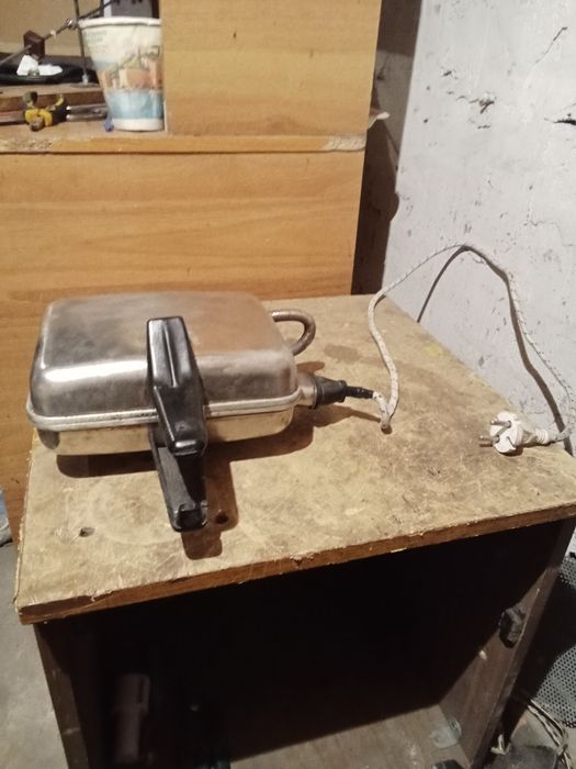 Вафельница робтает