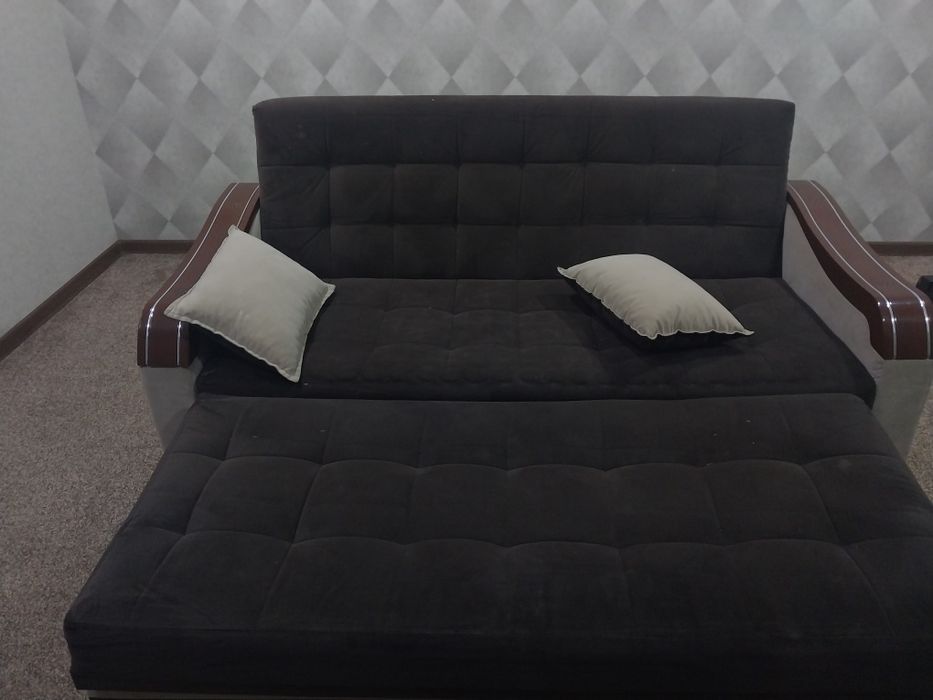 Диван и стол хороший