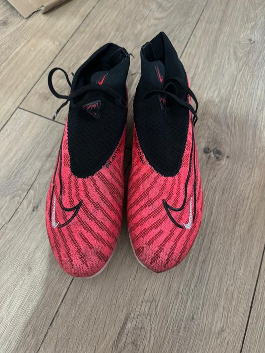 Бутсы Nike Fantom.Красной расцветки,Отличном состояние.