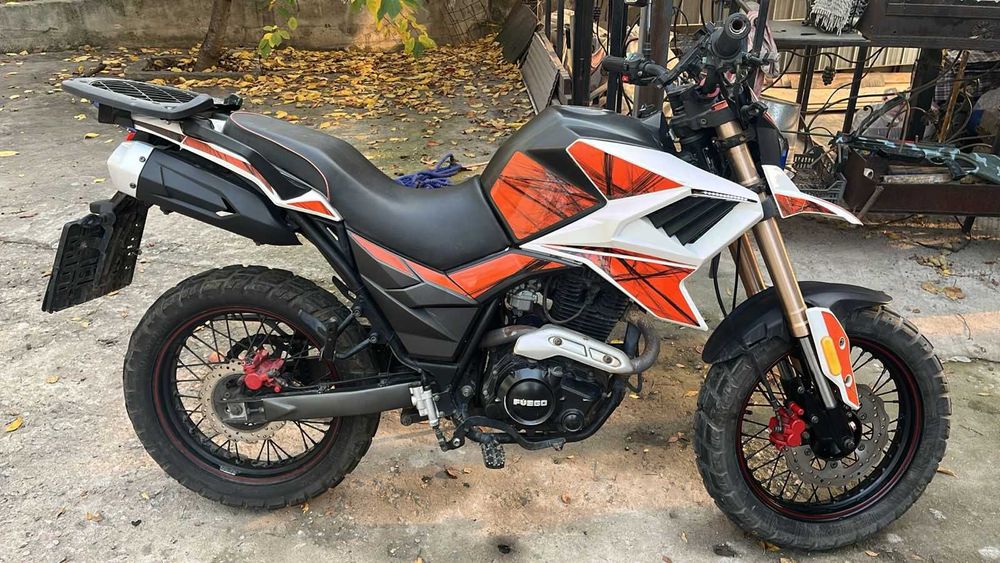 Мотоцикл в хорошем состоянии имеет номер.