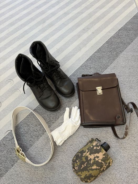 Военные ремень и одежда