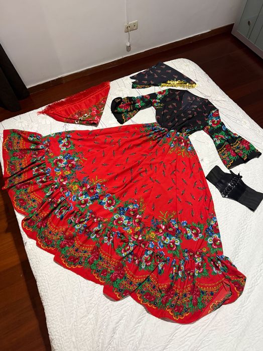 Rochie gipsy cu bandană, corset și batic.