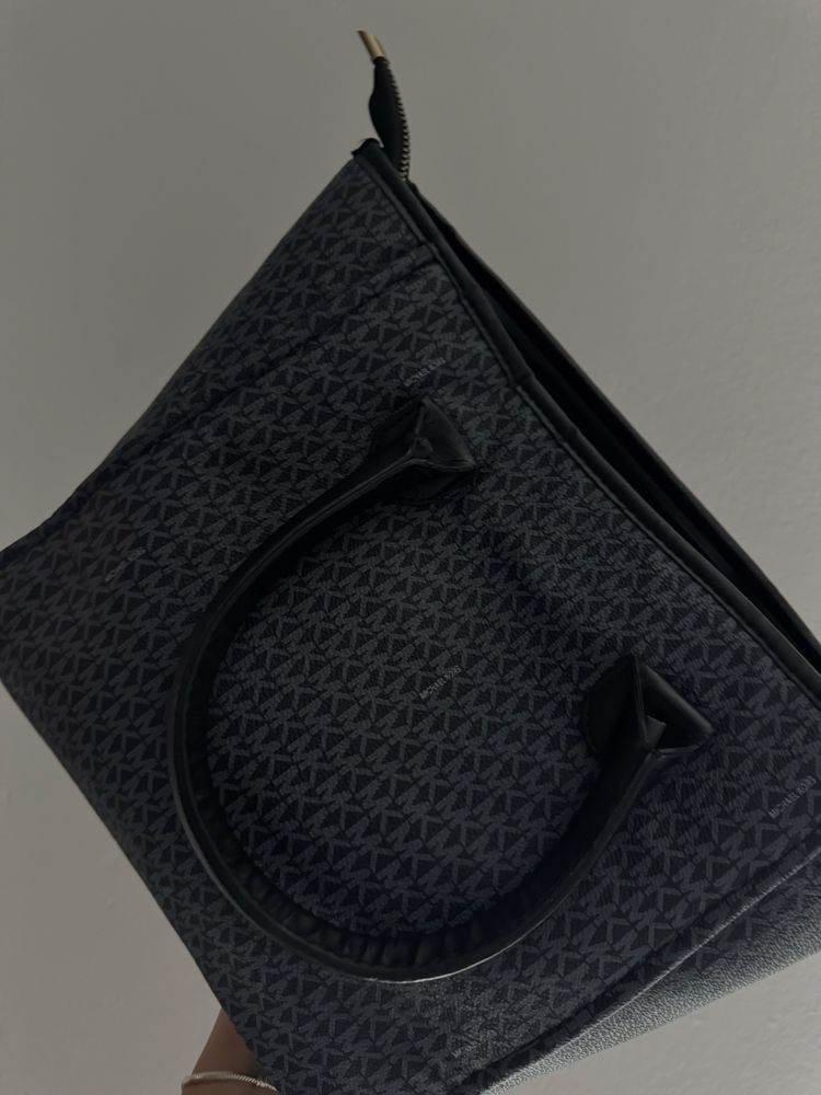 - Geanta Michael Kors Signature Jet Set -