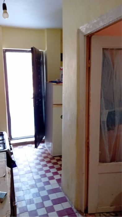 Casa la curte de vanzare