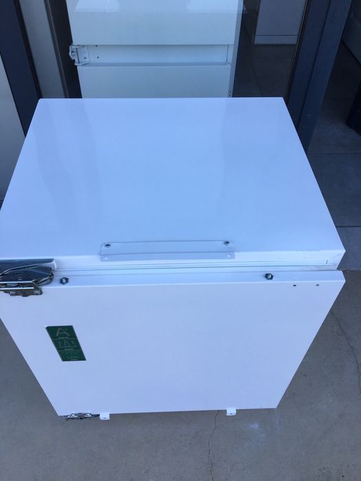 Малък хладилник за пълно вграждане с камера Gorenje 82 см