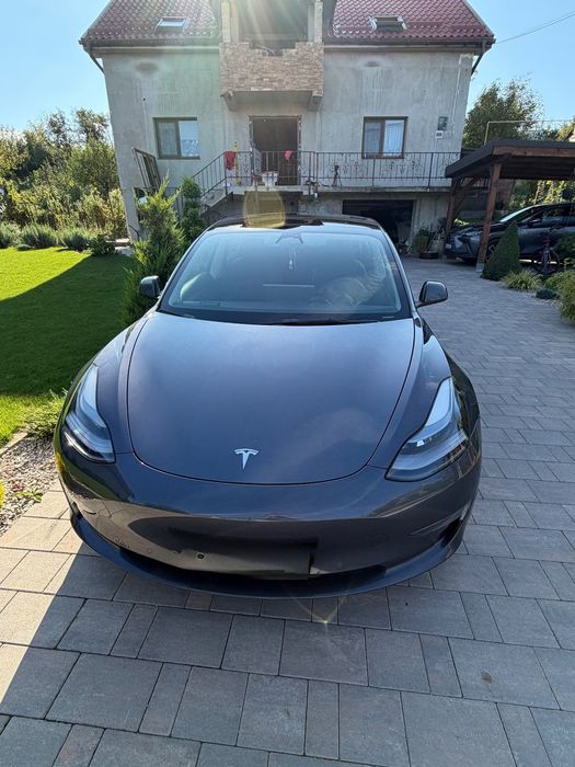 Tesla Model 3 Se emite facutura