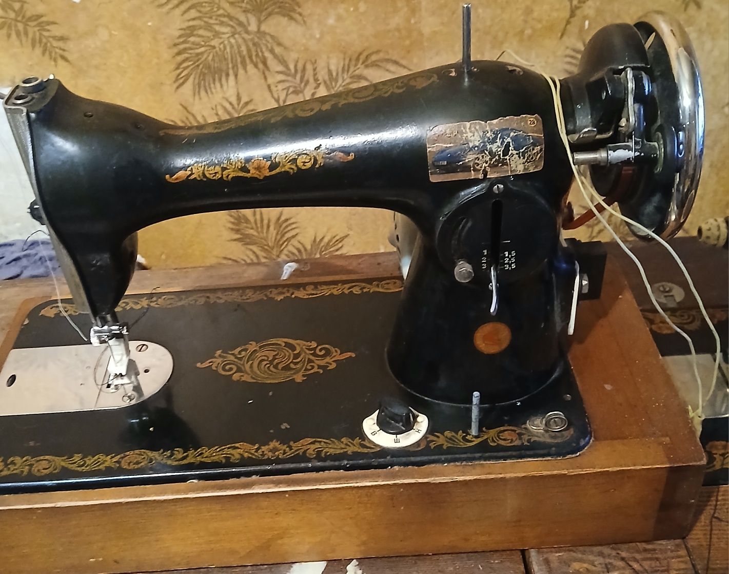Продам  холодильник, швейные машинки,оверлок и микроволновку