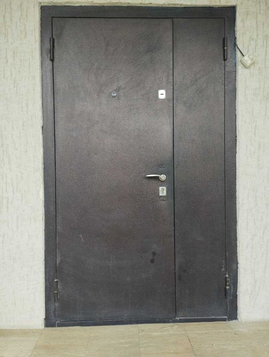 Входная металлическая дверь б/у