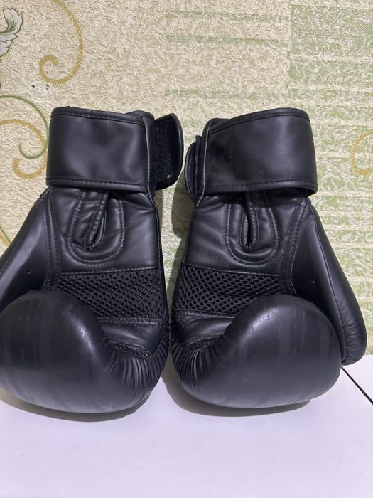 Продаються боксерские перчатки