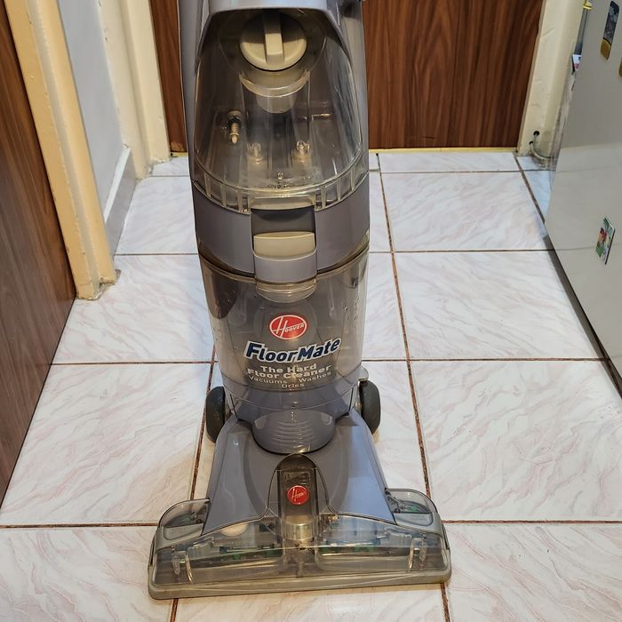 Aspirator vertical cu fir FloorMate