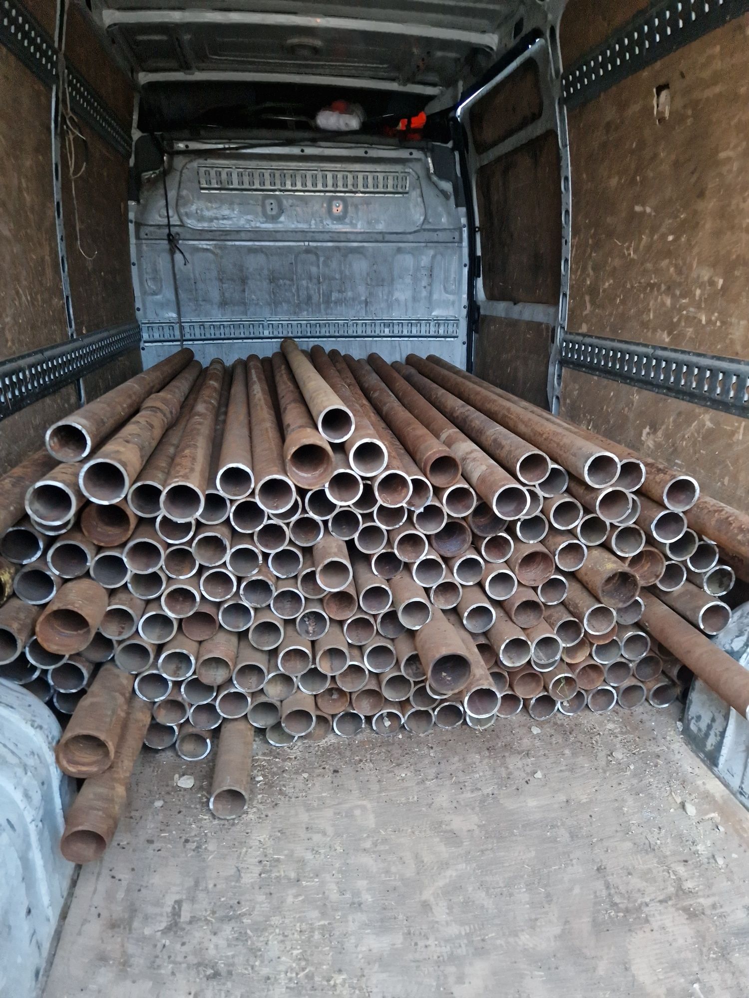 Vând stalpi pentru gard, din teava de tubing la 9ml