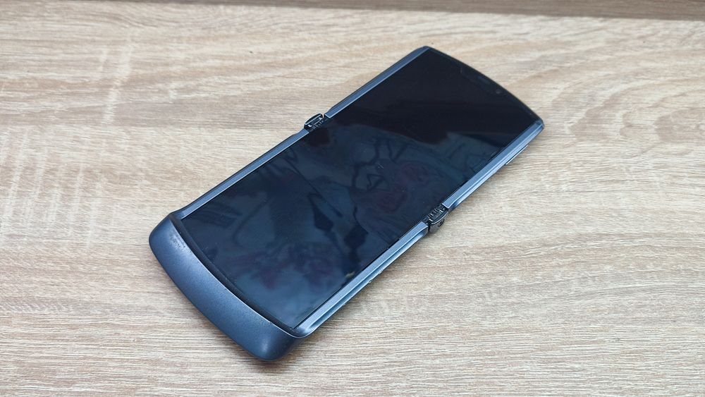 Motorola RAZR 2020 Se poate folosi fara probleme dunga mica pe display
