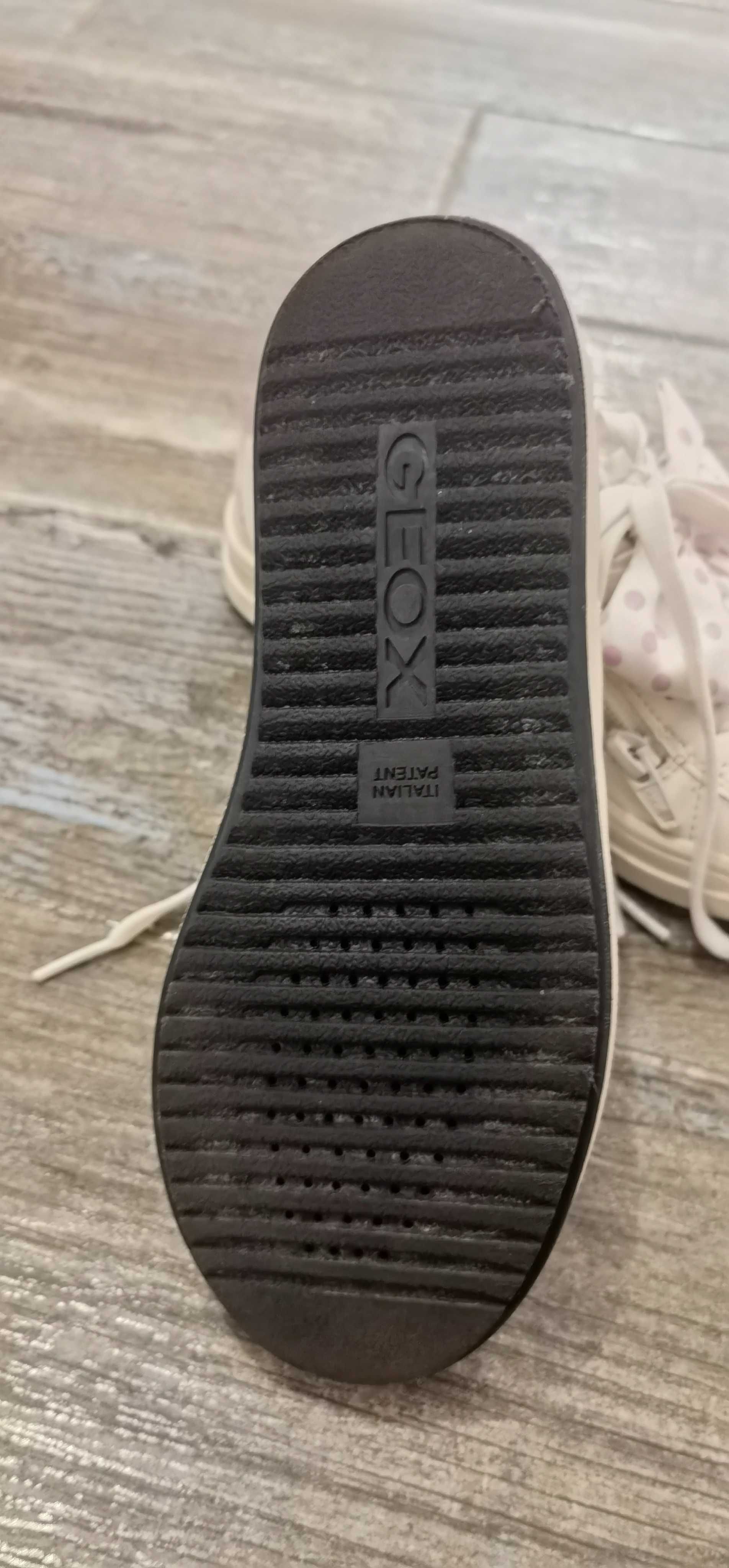 Adidași Geox colab cu Disney și o pereche simplă Disney