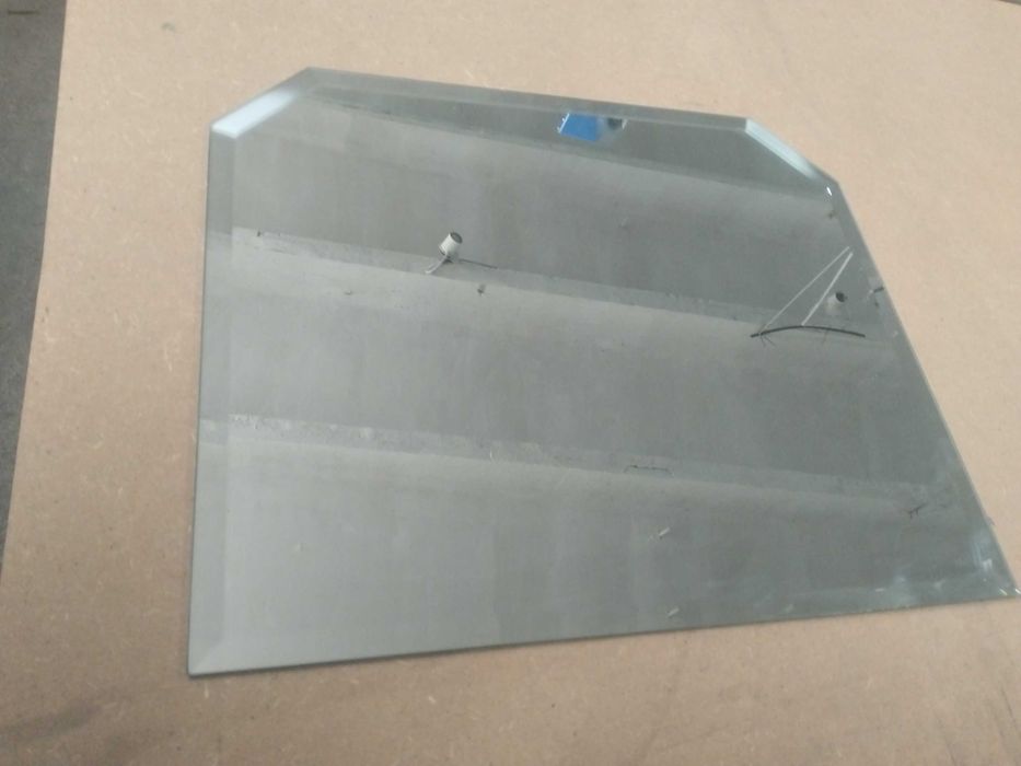 Oglinda Venețiană,  sticlă decorativă, fasetată cu design elegant